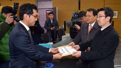 대한변호사협회 채명성 법제이사(오른쪽)와 강신업 홍보이사(오른쪽 두 번째)가 5일 서울 헌법재판소에 '김영란법' 헌법소원 심판청구서를 제출하고 있다. 신상순 선임기자 ssshin@hk.co.kr