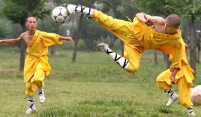 샤오린쓰 학생들이 인근 운동장에서 축구를 즐기고 있다. 신화통신