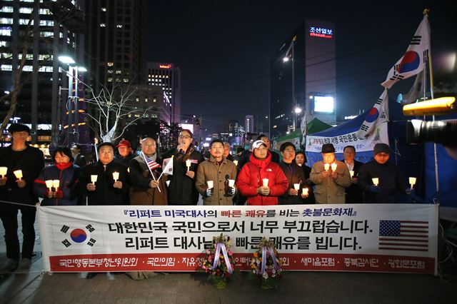 자유청년연합 등 보수단체 회원들이 6일 오후 서울 광화문 네거리에서 리퍼트 주한미대사의 쾌유를 비는 촛불집회를 하고 있다. 연합뉴스