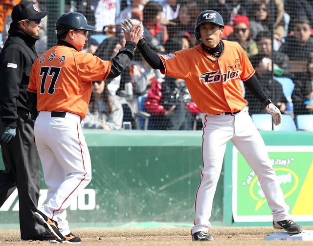 7일 오후 대전 중구 한밭종합운동장에서 열린 2015 프로야구 시범경기 LG와 한화 경기. 2회말 무사 1루 상황에서 한화 정유철이 1타점 3루타를 친 후 기뻐하고 있다. 연합뉴스