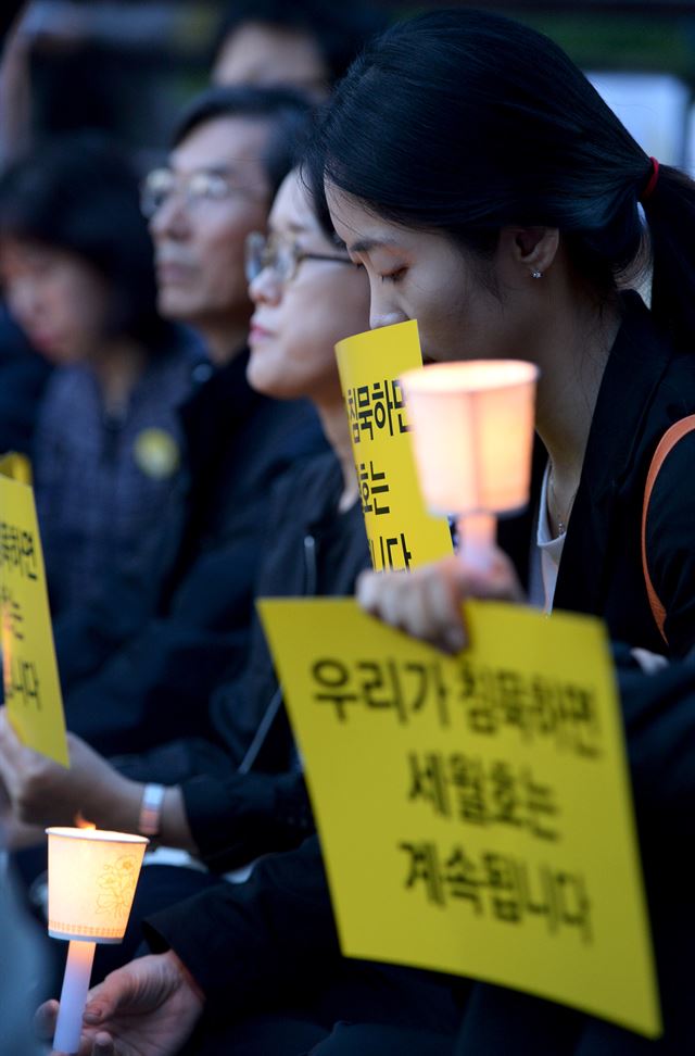 서울 청계광장에서 열린 전교조 서울지부 서울교사결의대회 참가자들이 지난 해 5월 세월호 희생자를 추모하는 촛불을 들고 사고 진상규명을 요구하고 있다. 박명림 교수는 참사 1년이 지나도록 진상규명이 제대로 이뤄지지 못한 데에는 대통령 요인이 작용했다고 지적했다. 한국일보 자료사진