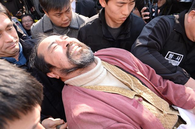 검찰이 지난 5일 마크 리퍼트 주한 미국대사를 습격한 김기종 우리마당 독도지킴이 대표에 대한 구속영장을 청구한 6일 오후 서울 종로경찰서에서 김 대표가 영장실질심사를 위해 서울중앙지법으로 이송되고 있다. 뉴시스