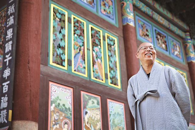 법인 스님은 "인류 역사는 학벌과 지식의 총량이 부족해서 갈등과 불화가 발생해 온 것이 아니다"라며 "가야 할 길과 가지 말아야 할 길에서 잘못된 선택을 하기 때문에 불행한 역사가 반복돼 온 것"이라고 말했다. 불광출판사 제공