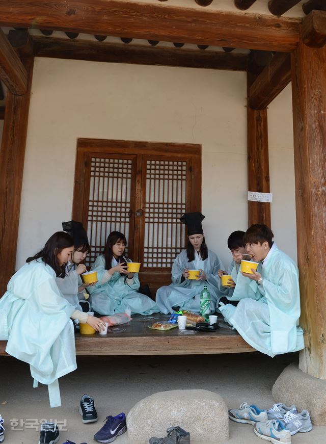 8일 서울 명륜동 성균관 동재에서 조선시대 성균관의 신입생 환영회 격인 '신방례'를 재현한 성균관대 신입생과 재학생들이 신입생이 준비해 온 음식을 나눠 먹고 있다. 신상순 선임기자 ssshin@hk.co.kr