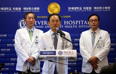 정남식(가운데) 연세의료원장이 9일 서울 신촌세브란스병원에서 마크 리퍼트 주한 미국대사의 회복 상태에 대해 설명하고 있다. 병원 측은 리퍼트 대사가 10일 오후 퇴원할 예정이라고 밝혔다. 연합뉴스