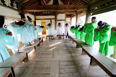 외국인 관광객들이 경북 안동 병산서원에서 한복을 입고 전통 체험을 하고 있다. 경북도 제공