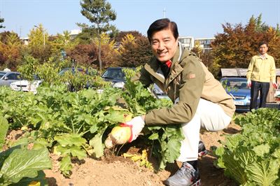 '도시농업 전도사'를 자임하는 이해식 서울 강동구청장이 지난해 한 텃밭에서 재배한 무를 들어 보이고 있다. 강동구 제공