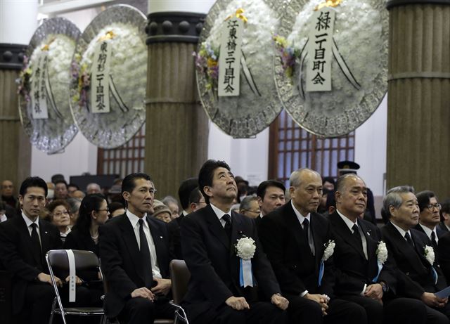 세계 2차대전 막바지인 1945년 3월 10일 발생한 '도쿄대공습' 70주기를 맞은 10일(현지시간) 아베 신조 일본 총리가 추도법회에 참석해 위를 쳐다보고 있다. 1945년 3월 10일 새벽 미군 B-29 폭격기가 도쿄대공습을 실시해 하루만에 10만여명의 시민들이 목숨을 잃었다. 한편 아베 총리는 이자리에서 "과거에 겸허하게 마주하고, 비참한 전쟁의 교훈을 가슴 깊이 새기며, 세계의 항구적인 평화를 위해 할 수 있는 한 기여할 것"이라고 말했다. 도쿄=AP 연합뉴스