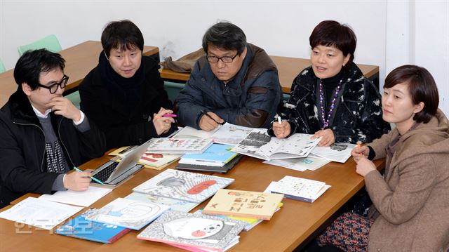 5명의 그림책 전문가들이 좌담에 참석했다. 왼쪽부터 그림책 작가 유준재, 박연철, 김장성, 김서정 KBBY 대표, 김진 사계절출판사 그림책팀장. 홍인기기자 hongik@hk.co.kr