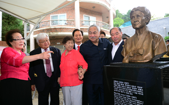 2007년 미국 하원의 위안부 결의안 통과를 주도한 일본계 3세 마이클 혼다(왼쪽 두번째) 의원가 에니 팔레오마베가(왼쪽 네번째) 의원이 2012년 경기도 광주시 나눔의 집을 찾아 위안부 피해 할머니들과 함께 작고한 할머니들의 흉상을 둘러보고 있다. 한국일보 자료사진