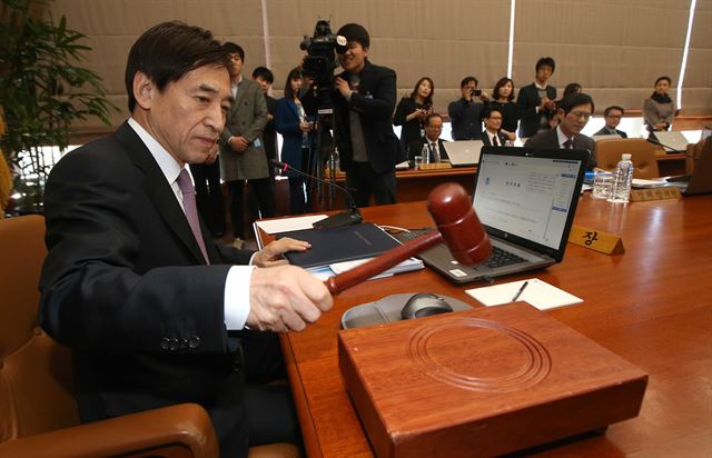 이주열 한국은행 총재가 12일 오전 서울 중구 남대문로 한국은행에서 열린 금융통화위원회 회의에서 의사봉을 두드리고 있다. 뉴시스