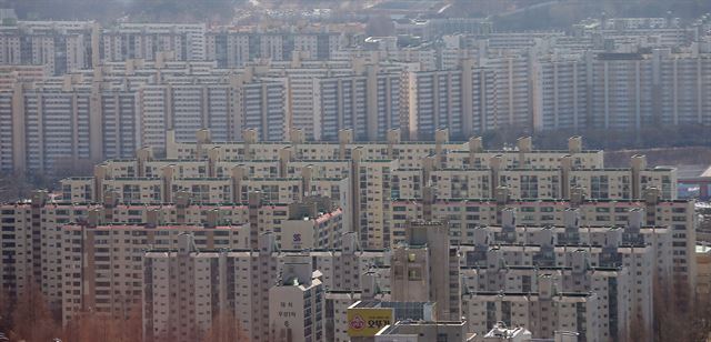 한국은행이 12일 전격 금리를 인하하면서 최근 봄바람을 타고 있는 주택시장은 더욱 불이 붙게 사진은 이날 강남구 대치동의 아파트 밀집 지역. 연합뉴스