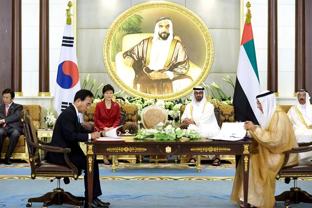 김낙회(왼쪽) 관세청장이 지난 5일 아랍에미리트(UAE) 아부다비에서 알부스타니 UAE관세청장과 양국 정상이 지켜보는 가운데 세관상호지원협정서에 서명하고 있다. 관세청 제공