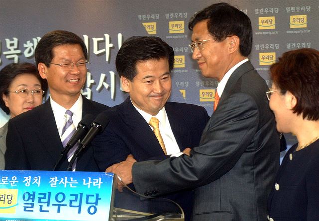 2004년 사퇴기자회견을 마친 당시 열린우리당 정동영(가운데) 의장이 차기 의장직을 승계할 신기남(오른쪽에서 두번째) 중앙위원과 손을 끌어안고 인사하고있다. 왼쪽 두번째가 천정배 당시 원내대표. 고영권 기자