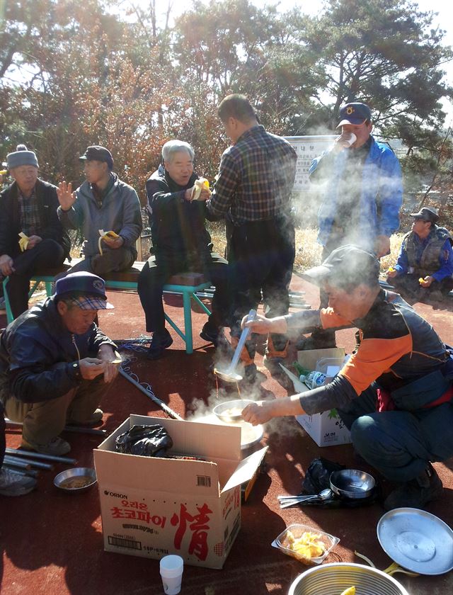 달집을 만든 후 동네 어머니들이 마련해 주신 새참을 같이 하며 이런저런 얘기를 나눈다.