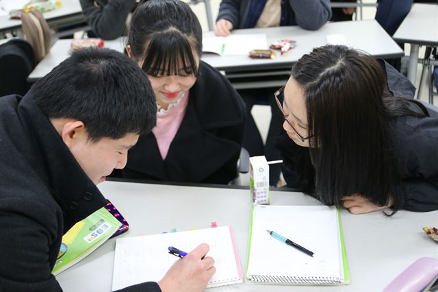 울릉경비대원(왼쪽)이 중학생들에게 수학을 가르치고 있다. 울릉경비대 제공