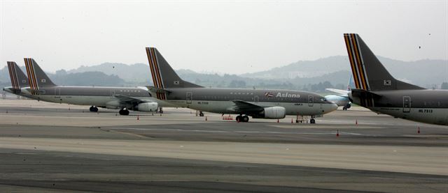 김포공항 계류장에 아시아나 여객기들이 세워져있다. 한국일보 자료사진