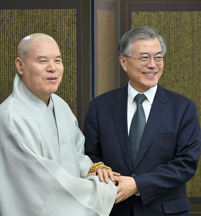 문재인 새정치민주연합 대표(오른쪽)가 16일 오후 서울 견지동 한국불교역사문화기념관으로 조계종 총무원장 자승 스님을 예방해 인사하고 있다. 왕태석기자 kingwang@hk.co.kr