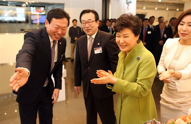 박근혜 대통령이 16일 오전 부산 해운대구 센텀그린타워에서 열린 부산창조경제혁신센터 개소식에 참석해 신동빈 롯데그룹 회장, 서병수 부산시장 등과 함께 센터를 시찰하던 중 신 회장으로부터 유통분야 원스톱 지원 시스템을 안내받고 있다. 연합뉴스