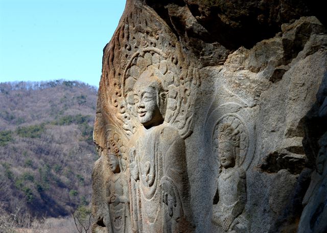 옆에서 본 마애여래삼존상은 입체감이 뛰어나다.