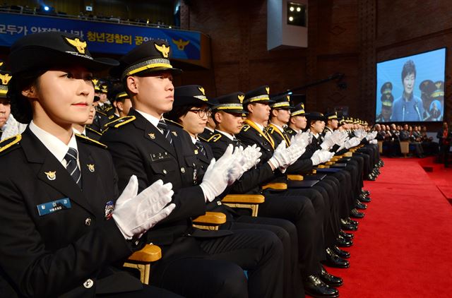 2015년 경찰대학생 간부후보생 합동임용식에 박근혜 대통령의 축사중 졸업생들이 박수를 치고 있다.