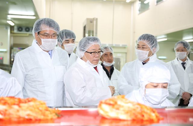 이동필 농림축산식품부장관(사진 가운데)이 지난 14일 아워홈 제천공장을 방문, 할랄 인증을 받은 김치가 제조되는 현장을 살펴보고 있다. 아워홈 제공 /2015-03-19(한국스포츠경제)