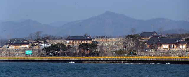 전남 함평군이 함평읍 석성리의 돌머리해변 인근에 조성 중인 50세대 규모의 주포한옥전원마을에 한옥건물이 한 두 채씩 올라서고 있다. 함평군 제공