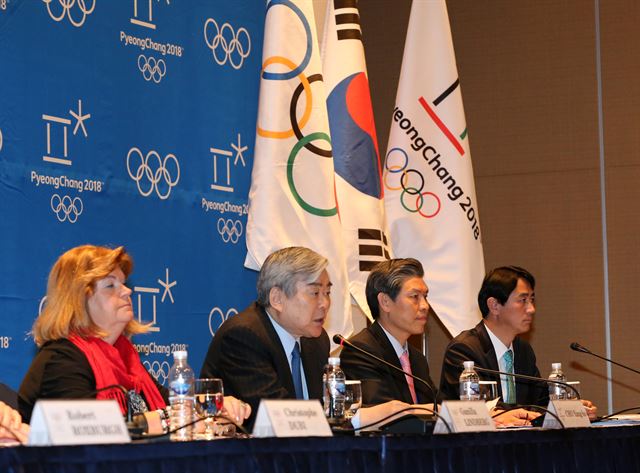 평창 동계올림픽 준비상황을 점검하기 위한 국제올림픽위원회(IOC) 제4차 조정위원회 기자회견이 강릉 라카이샌드파인리조트에서 19일 열렸다. 사진 왼쪽부터 린드버그 IOC 조정위원장, 조양호 평창조직위원장, 곽영진 평창조직위 부위원장, 신무철 평창조직위 홍보국장. 강릉=연합뉴스