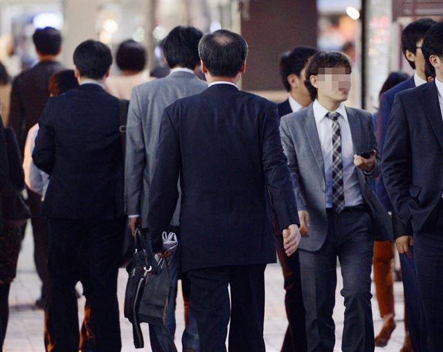 정부가 내년부터 단계적으로 의무화되는 ‘60세 정년 연장’의 보완책으로 기업의 임금피크제 도입을 독려하고 있지만 정작 시행 중인 기업은 10곳 중 1곳에 불과한 것으로 나타났다. 한국일보 자료사진