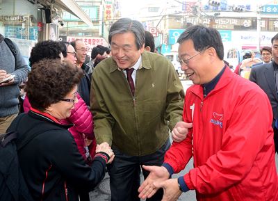 김무성 새누리당 대표가 19일 4ㆍ29 재보선이 치러지는 경기 성남시 중원구 상대원시장을 찾아 신상진 후보와 함께 시민들에게 인사하고 있다. 뉴시스