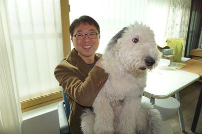 정경섭 우리동생 대표가 서울 성산동 사무실에서 조합원의 반려동물 토리와 함께 활짝 웃고 있다.