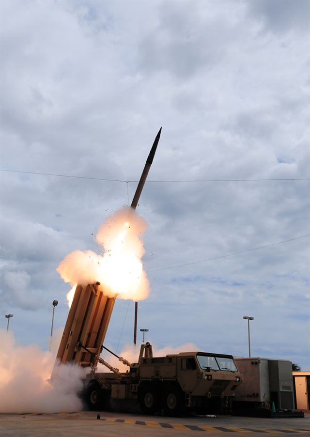 하와이 카우아이섬에서 시험 발사된 영공침법 탄도미사일 요격용 미군 사드(THAAD) 미사일. 블룸버그 연합뉴스