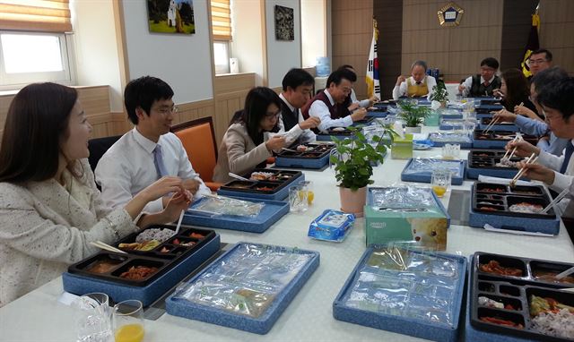 20일 경기 수원지법 4층 회의실에서 주황색 앞치마를 두른 성낙송 수원지법원장과 판사들이 도시락을 앞에 두고 이야기를 나누고 있다.