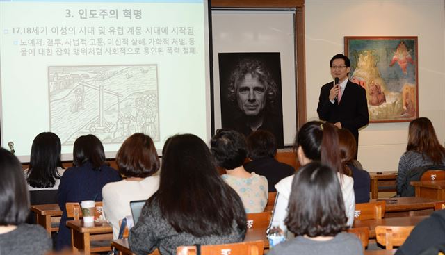 19일 서울 중구 정동 프란치스코회관에서 열린 ‘우리 본성의 선한 천사’ 북콘서트에서 전중환 경희대 후마니타스칼리지 교수는 “인간의 마음은 실생활에서 직면한 다양한 문제를 해결하기 위한 심리적 도구들의 집합”이라며 “역사는 여러 심리적 메커니즘 중 폭력을 억제하는 천사가 발현되도록 발전해 왔다”고 설명했다. 오대근기자 inliner@hk.co.kr