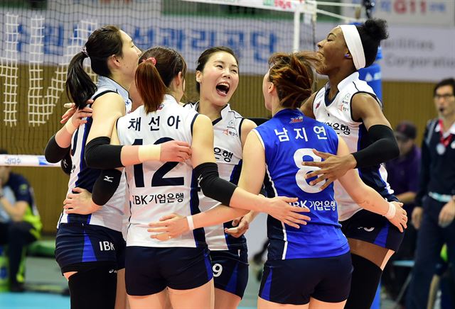 여자프로배구 IBK기업은행 선수들이 22일 플레이오프 2차전에서 현대건설을 3-1로 제압하고 3시즌 연속 챔프전에 진출한 뒤 환호하고 있다. 수원=뉴시스