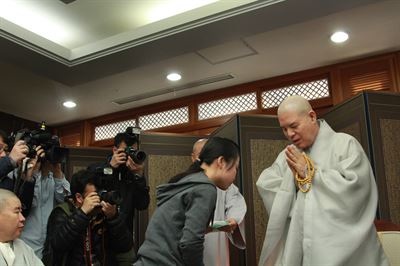 23일 세월호 참사 실종자 가족 10여명이 서울 종로구 한국불교역사문화기념관을 방문, 조계종 총무원장 자승 스님을 만나 "정부의 세월호 선체 인양 결정을 위해 사람과 생명을 존중하는 불교계가 힘써 달라”고 호소했다. 조계종 제공