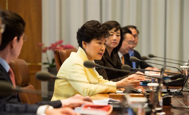 박근혜 대통령이 24일 오전 청와대에서 열린 수석비서관 회의에서 현안과 관련된 발언을 하고 있다. 청와대사진기자단