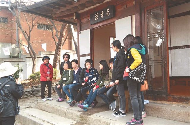 마을기업 협동조합 '성북동 아름다운 사람들'의 아줌마 해설사가 지난 21일 서울 성북구 성북동 심우장에서 투어에 나선 학생들에게 만해 한용운 선생이 말년을 보낸 심우장에 대한 이야기를 하고 있다. 성북동 아름다운 사람들 제공