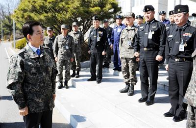 한민구 국방부 장관이 23일 천안함 폭침 5주기(26일)를 앞두고 경기 평택 해군2함대 사령부를 방문해 장병들을 격려하고 있다. 국방부 제공