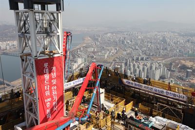 24일 서울 잠실동 롯데월드타워가 착공 4년 5개월 만에 100층을 넘어섰다. 이를 기념해 롯데는 이날 신동빈 회장이 참석한 가운데 안전기원식을 가졌다. 뉴시스