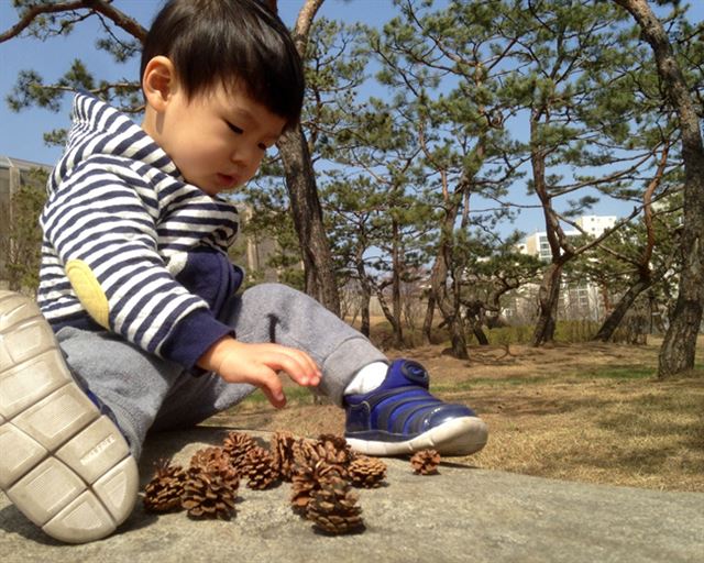 제법 따뜻해진 날씨에 우리 부자가 바깥에서 보내는 시간은 확연히 늘었다. 하지만 아들이 어린이집에 적응하기 시작하면서 예전처럼 온종일 보내는 경우는 드물다. 친구들이 더 좋아지는 때가 오면 아빠랑 이렇게 시간을 보내는 일은 더욱 드물어질 것이다.