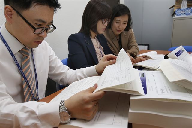 국회 공직자윤리위원회가 2015년 국회의원 재산변동 신고 내역을 공개한 26일 오전 국회사무처 직원들이 재산공개 내역이 담긴 국회 공보를 살펴보고 있다. 국회 공직자윤리위원회 공개내역에 따르면 지난 2월말 재산을 등록한 의원 292명 가운데 81.8%인 239명의 재산이 증가했다. 이는 전년도 재산증가 의원 비율 64.5%에서 크게 오른 것이다. 연합뉴스