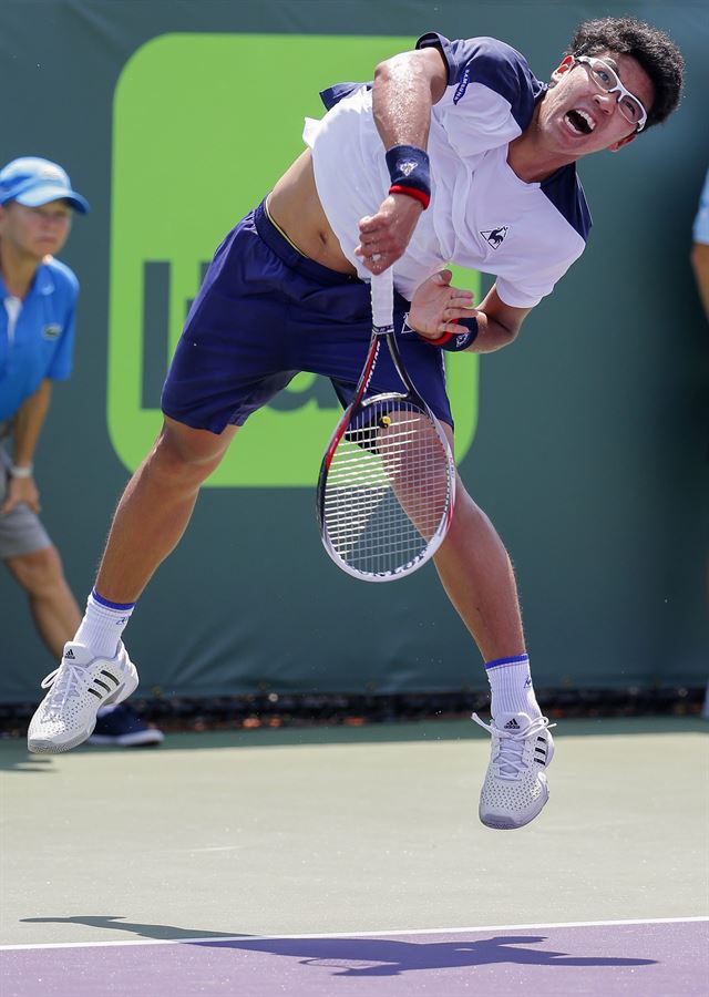 정현이 26일 미국 플로리다주 마이애미에서 열린 남자프로테니스(ATP) 투어 1000시리즈 마이애미오픈 단식 본선 마르셀 그라노예르스(스페인)와의 1회전에서 힘차게 서브를 넣고 있다. 마이애미=EPA 연합뉴스 ●정현 키 183cm 몸무게 78kg 랭킹 121위