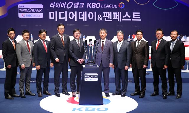 지난 23일 열린 '2015 타이어뱅크 KBO 미디어데이 & 팬페스트' 행사에서 각 팀 감독들이 우승트로피 앞에서 포즈를 취하고 있는 모습. 왼쪽부터 넥센 염경엽 감독, 두산 김태형 감독, LG 양상문 감독, SK 김용희 감독, 삼성 류중일 감독, 한화 김성근 감독, NC 김경문 감독, KT 조범현 감독, KIA 김기태 감독, 롯데 이종운 감독. 연합뉴스