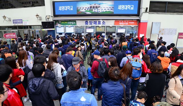 지난해 서울 잠실구장에서 열린 2014 프로야구 개막경기에서 수많은 야구 팬들이 매표소 앞에서 줄을 서서 대기하고 있다. 사진제공 OSEN