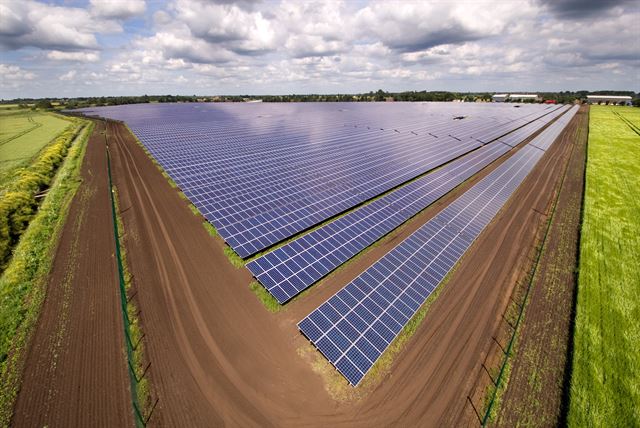 영국 케임브리지 스토브리지에 한화큐셀이 건설한 24.3MW 규모의 태양광 발전소 전경. 한화그룹 제공