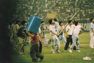 90년 8월26일 LG와 해태간 잠실경기에서 벌어진 관중 패싸움. 한국일보 자료사진