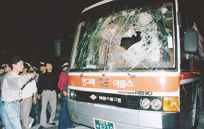 92년 10월9일 빙그레 팬들이 무기력한 패배에 반발, 구단 버스를 박살내고 있다. 한국일보 자료사진