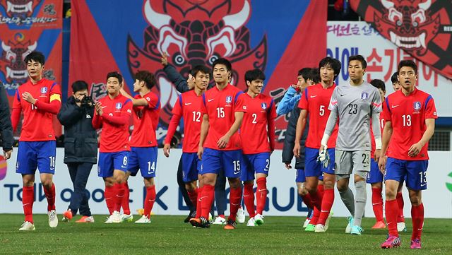 27일 오후 대전월드컵경기장에서 열린 축구 국가대표팀 평가전 대한민국 대 우즈베키스탄과의 경기. 1-1 무승부로 경기를 마친 대한민국 선수들이 벤치로 걸어오고 있다. 연합뉴스