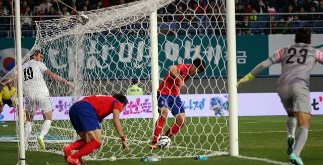 27일 대전월드컵경기장에서 열린 축구 국가대표팀 평가전 대한민국과 우즈베키스탄의 경기. 우즈벡 조키르 쿠지보예프(맨 왼쪽)가 골을 성공시키고 있다. 연합뉴스